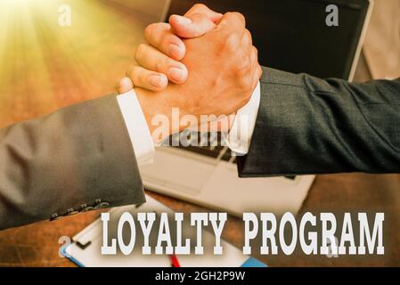 Text mit dem Programm „Inspiration Loyalty“. Unternehmensüberblick Marketingmaßnahmen, die Anreize für Stammkunden bieten zwei professionell gut gekleidet Stockfoto