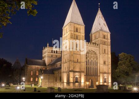 Southwell Minster bei Nacht mit Flutlicht, Nottinghamshire, England Stockfoto