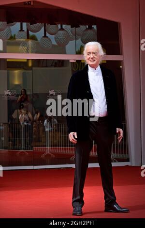 Venedig, Italien. September 2021. VENEDIG, ITALIEN - 04. SEPTEMBER: Jimmy Page besucht den roten Teppich des Films 'Becoming LED Zeppelin' während der 78. Internationalen Filmfestspiele von Venedig am 04. September 2021 in Venedig, Italien. Kredit: dpa/Alamy Live Nachrichten Stockfoto