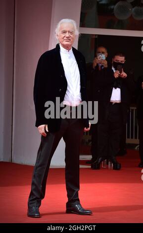 Venedig, Italien. September 2021. VENEDIG, ITALIEN - 04. SEPTEMBER: Jimmy Page besucht den roten Teppich des Films 'Becoming LED Zeppelin' während der 78. Internationalen Filmfestspiele von Venedig am 04. September 2021 in Venedig, Italien. Kredit: dpa/Alamy Live Nachrichten Stockfoto