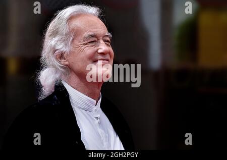 Venedig, Italien. September 2021. VENEDIG, ITALIEN - 04. SEPTEMBER: Jimmy Page besucht den roten Teppich des Films 'Becoming LED Zeppelin' während der 78. Internationalen Filmfestspiele von Venedig am 04. September 2021 in Venedig, Italien. Kredit: dpa/Alamy Live Nachrichten Stockfoto