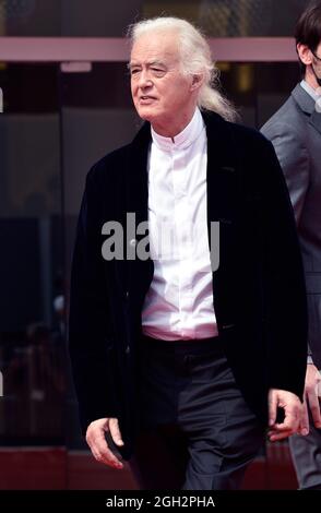 Venedig, Italien. September 2021. VENEDIG, ITALIEN - 04. SEPTEMBER: Jimmy Page besucht den roten Teppich des Films 'Becoming LED Zeppelin' während der 78. Internationalen Filmfestspiele von Venedig am 04. September 2021 in Venedig, Italien. Kredit: dpa/Alamy Live Nachrichten Stockfoto