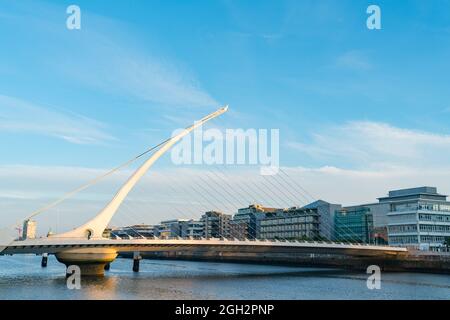 Dramatische, moderne, künstlerisch gestaltete, weiße Kabelbrücke, auch bekannt als Harfe, eindrucksvolle, architektonisch moderne, weiße Kabelbrücke über Liffey Stockfoto