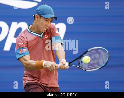 Flushing Meadow, United Gab An. September 2021. Kei Nishikori aus Japan trifft im Arthur Ashe Stadium im dritten Lauf der US Open Tennis Championships 2021 am Samstag, den 4. September 2021 in New York City, im USTA Billie Jean King National Tennis Center eine Rückhand gegen Novak Djokovic aus Serbien. Foto von John Angelillo/UPI Credit: UPI/Alamy Live News Stockfoto