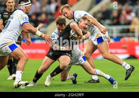 Jordan Johnstone (14) vom Hull FC wird am 9/4/2021 von Richie Myler (16) von Leeds Rhinos in Angriff genommen. (Foto von Mark Cosgrove/News Images/Sipa USA) Quelle: SIPA USA/Alamy Live News Stockfoto