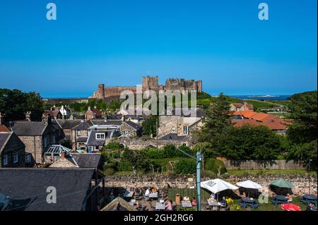 Bamburgh Village und Schloss Stockfoto