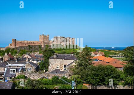 Bamburgh Village und Schloss Stockfoto