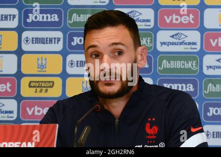 Kiew, Ukraine. September 2021. Frankreichs Torwart Hugo Lloris lächelt während einer Pressekonferenz im Olympiastadion in Kiew am 3. September 2021 am Vorabend des FIFA World Cup Qatar 2022 Qualification Group D Football match zwischen der Ukraine und Frankreich (Foto: Aleksandr Gusev/Pacific Press/Sipa USA) Quelle: SIPA USA/Alamy Live News Stockfoto