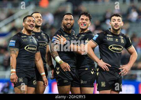 Bureta Faraimo (2), Carlos Tuimavave (3) Ligi Sao (13), Andre Savelio (11) und Jake Connor (1) vom Hull FC schauen sich die große Leinwand an Stockfoto