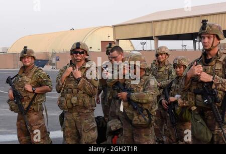 Soldaten der 34. Infanterie-Division aus Minnesota lächeln kurz nach ihrem Flug aus Kabul, Afghanistan, am 31. August 2021 in Kuwait. Bekannt als die Roten Bullen - die Soldaten der Nationalgarde waren einige der letzten amerikanischen Soldaten, die Afghanistan verlassen haben. Stockfoto