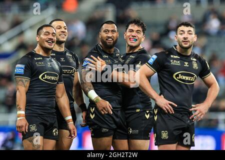 Bureta Faraimo (2), Carlos Tuimavave (3) Ligi Sao (13), Andre Savelio (11) und Jake Connor (1) vom Hull FC schauen sich am 9/4/2021 die große Leinwand an. (Foto von Mark Cosgrove/News Images/Sipa USA) Quelle: SIPA USA/Alamy Live News Stockfoto