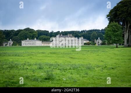 Historisches herrschaftliches Russborough House auf der anderen Seite des grünen Feldes in der Grafschaft Wicklow Irland Stockfoto