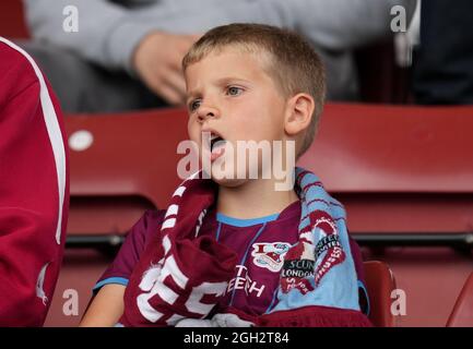 Northampton, Großbritannien. September 2021. Scunthorpe United Unterstützer während des Sky Bet League 2-Spiels zwischen Northampton Town und Scunthorpe United am 4. September 2021 im Sixfields Stadium, Northampton, England. Foto von Andy Rowland. Quelle: Prime Media Images/Alamy Live News Stockfoto