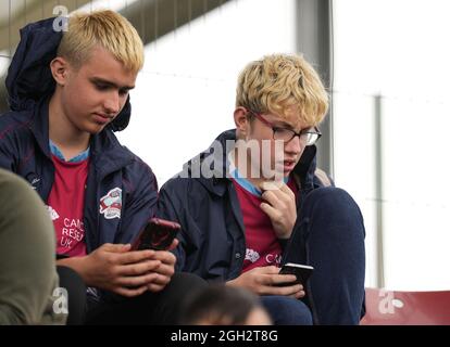 Northampton, Großbritannien. September 2021. Scunthorpe United Unterstützer während des Sky Bet League 2-Spiels zwischen Northampton Town und Scunthorpe United am 4. September 2021 im Sixfields Stadium, Northampton, England. Foto von Andy Rowland. Quelle: Prime Media Images/Alamy Live News Stockfoto