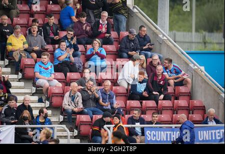 Northampton, Großbritannien. September 2021. Scunthorpe United Unterstützer während des Sky Bet League 2-Spiels zwischen Northampton Town und Scunthorpe United am 4. September 2021 im Sixfields Stadium, Northampton, England. Foto von Andy Rowland. Quelle: Prime Media Images/Alamy Live News Stockfoto