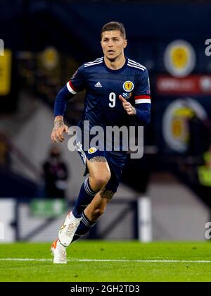 Glasgow, Schottland, Großbritannien. . September 2021. 4. September 2021; Hampden Park, Glasgow, Schottland: FIFA WM 2022 Qualifikationsfußball, Schottland gegen Moldawien: Lyndon Dykes von Schottland bricht in Angriff Kredit: Action Plus Sports Images/Alamy Live News Stockfoto