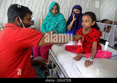 Ein Kind wird in einem Krankenhaus behandelt, da es sich in einer Covid-19-Situation mit Dengue infiziert hat. In Bangladesch wurden in den letzten 24 Stunden 350 neue Dengue-Fälle gemeldet, was die höchste Zahl seit einem Tag erreicht hat. Der Ausbruch der Dengue hat dazu geführt, dass die Gesundheitsdienste des Landes bereits überlastet sind. Foto aus dem Krankenhaus der Heiligen Familie in der Hauptstadt. Am 4. September 2021 in Dhaka, Bangladesch. (Foto von Maruf Rahman / Eyepix Group) Stockfoto