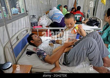 Ein Kind wird in einem Krankenhaus behandelt, da es sich in einer Covid-19-Situation mit Dengue infiziert hat. In Bangladesch wurden in den letzten 24 Stunden 350 neue Dengue-Fälle gemeldet, was die höchste Zahl seit einem Tag erreicht hat. Der Ausbruch der Dengue hat dazu geführt, dass die Gesundheitsdienste des Landes bereits überlastet sind. Foto aus dem Krankenhaus der Heiligen Familie in der Hauptstadt. Am 4. September 2021 in Dhaka, Bangladesch. (Foto von Maruf Rahman / Eyepix Group) Stockfoto