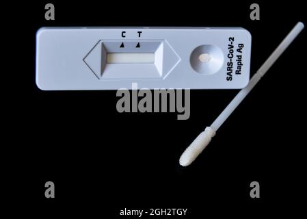 COVID-19 Antigen Test Self-Test Kit, Verkauf in Drugstore. Testgerät sterilen Tupfer, Extraktions-Pufferschlauch. Nahaufnahme. Hochwertige Fotos Stockfoto