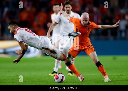 EINDHOVEN, NIEDERLANDE - 4. SEPTEMBER: Stefan Mugosa aus Montenegro und Davy Klaassen aus den Niederlanden während des FIFA-WM-Qualifikationsspiel 2022 zwischen den Niederlanden und Montenegro im Philips Stadion am 4. September 2021 in Eindhoven, Niederlande (Foto von Peter Lous/Orange Picics) Credit: Orange Pics BV/Alamy Live News Stockfoto