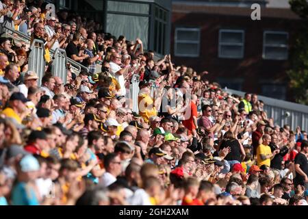 Newport, Großbritannien. September 2021. Fans von Newport County. EFL Skybet Football League Two Match, Newport County gegen Leyton Orient FC bei der Rodney Parade in Newport, Wales am Samstag, 4. September 2021. Dieses Bild darf nur für redaktionelle Zwecke verwendet werden. Nur zur redaktionellen Verwendung, Lizenz für kommerzielle Nutzung erforderlich. Keine Verwendung in Wetten, Spiele oder einem einzigen Club / Liga / Spieler Publikationen. PIC von Andrew Orchard / Andrew Orchard Sport Fotografie / Alamy Live News Kredit: Andrew Orchard Sport Fotografie / Alamy Live News Stockfoto