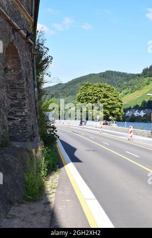 Uferstraße in Alf an der Mosel Stockfoto