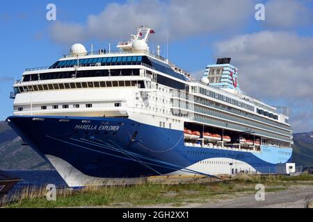 Das Schiff Marella Explorer vertäute an einem sonnigen Tag im Juni im Hafen von Alta, Nordnorwegen. Stockfoto