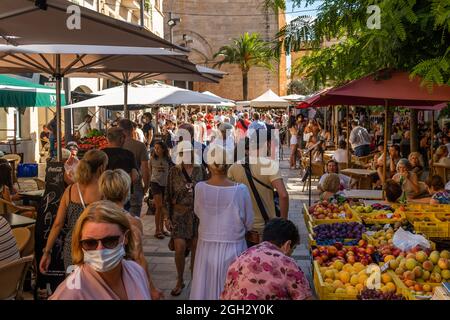 Santanyi, Spanien; september 04 2021: Gesamtansicht des wöchentlichen Straßenmarktes in der mallorquinischen Stadt Santanyi. Touristen tragen Gesichtsmasken aufgrund der Stockfoto