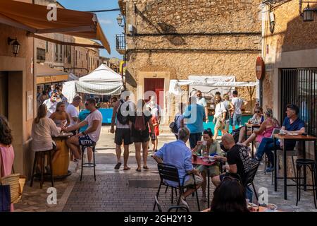 Santanyi, Spanien; september 04 2021: Gesamtansicht des wöchentlichen Straßenmarktes in der mallorquinischen Stadt Santanyi. Touristen tragen Gesichtsmasken aufgrund der Stockfoto