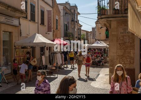 Santanyi, Spanien; september 04 2021: Gesamtansicht des wöchentlichen Straßenmarktes in der mallorquinischen Stadt Santanyi. Touristen tragen Gesichtsmasken aufgrund der Stockfoto