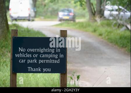 Kein Camping und kein Parkplatz über Nacht auf dem Parkplatz Stockfoto