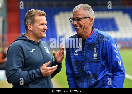 OLDHAM, GROSSBRITANNIEN. 4. SEPTEMBER Keith Curle (Manager) von Oldham Athletic und Mark Cooper (Manager) von Barrow während des Spiels der Sky Bet League 2 zwischen Oldham Athletic und Barrow im Boundary Park, Oldham, am Samstag, 4. September 2021. (Foto von: Eddie Garvey | MI News) Kredit: MI Nachrichten & Sport /Alamy Live News Stockfoto