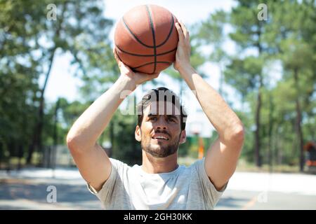 Porträt eines Basketballspielers, der einen Sprung geschossen hat Stockfoto