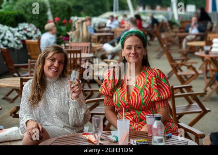 Ascot, Bergen, Großbritannien. September 2021. Rennfahrer genießen den zweiten Tag des September-Rennwochenendes auf der Ascot Racecourse. Quelle: Maureen McLean/Alamy Stockfoto