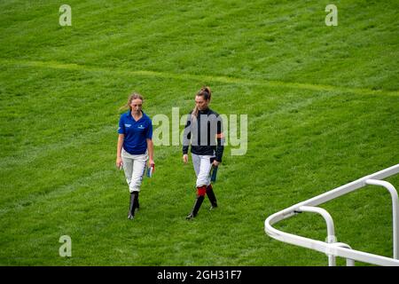 Ascot, Bergen, Großbritannien. September 2021. Jockeys, die den Kurs vor dem Rennen in Ascot laufen. Quelle: Maureen McLean/Alamy Stockfoto