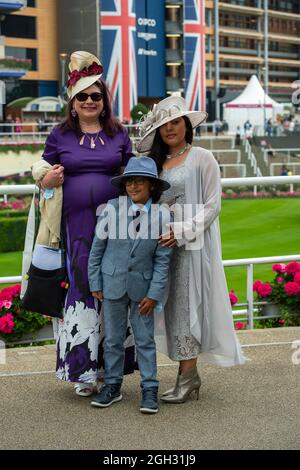 Ascot, Bergen, Großbritannien. September 2021. Rennfahrer genießen den zweiten Tag des September-Rennwochenendes auf der Ascot Racecourse. Quelle: Maureen McLean/Alamy Stockfoto