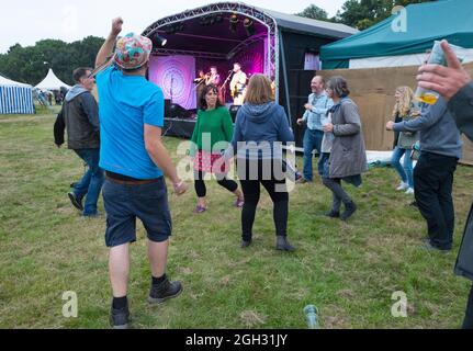 Kirklington, Nottinghamshire, England, Großbritannien. September 2021. Musikliebhaber kommen zum 14. Mal in das kleine Dorf Kirklington in Nottinghamshire. Internationales Roots and Acoustic Music Festival mit über 40 Künstlern, die über 4 Tage nach 15 Monaten Verspätung und Annullierungen wegen Covid19 auftreten. Das Festival zieht einige der größten Namen in der Roots- und Akustikmusik-Szene sowie lokale Talente an. Quelle: Alan Beastall/Alamy Live News Stockfoto