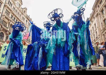 London, Großbritannien. September 2021. Extinction Rebellion Protestierende in der Regent Street während des Marsch für die Natur am letzten Tag ihrer zweiwöchigen Kampagne „Impossible Rebellion“, die die britische Regierung aufforderte, in der Klima- und Umweltkrise sinnvoll zu handeln. (Kredit: Vuk Valcic / Alamy Live News) Stockfoto