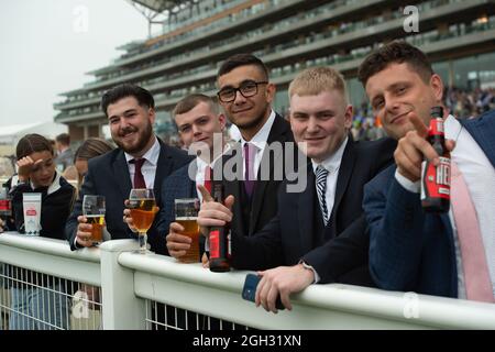 Ascot, Bergen, Großbritannien. September 2021. Rennfahrer genießen den zweiten Tag des September-Rennwochenendes auf der Ascot Racecourse. Quelle: Maureen McLean/Alamy Stockfoto