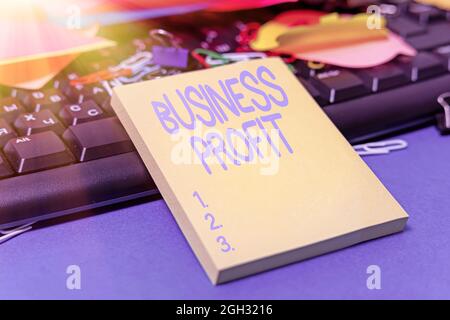 Inspiration zeigt Zeichen Business Profit. Geschäftskonzept die Höhe der Einnahmen aus einer Geschäftsaktivität mehrere Assorted Collection Office gewonnen Stockfoto