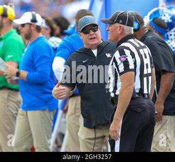 Lexington, KY, USA. September 2021. Kentucky-Cheftrainer Mark stoops spricht mit einem Beamten während des NCAA-Fußballspiels zwischen den Kentucky Wildcats und den ULMER Warhawks auf dem Kroger Field in Lexington, KY. Kyle Okita/CSM/Alamy Live News Stockfoto