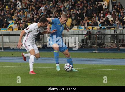 KIEW, UKRAINE - 4. SEPTEMBER 2021 - der französische Verteidiger Leo Dubois (L) wird während des FIFA World Cup Qatar 2022 Qualification Round UEFA Group D-Spiels beim NSC Olimpiyskiy, Kiew, der Hauptstadt der Ukraine, mit dem ukrainischen Verteidiger Vitaliy Mykolenko in Aktion gesehen. Kredit: Ukrinform/Alamy Live Nachrichten Stockfoto