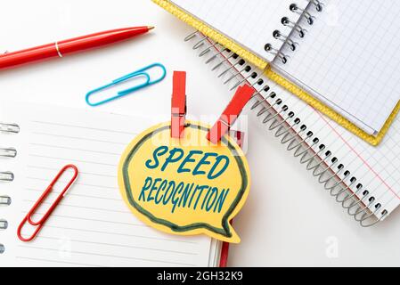 Schild, das die Geschwindigkeitserkennung anzeigt. Internet-Konzept-Technologie verwendet, um zu erkennen und zu erkennen, über Beschleunigung Auto bunte perpektive positive Denken Stockfoto