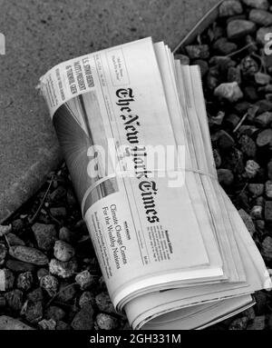 Eine nach Hause gelieferte Kopie einer Zeitung der Sunday New York Times vor einem Haus in Santa Fe, New Mexico. Stockfoto