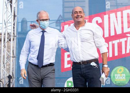 Rom, Italien. September 2021. Roberto Gualtieri und Nicola Zingaretti während der Eröffnungsdemonstration des Wahlkampfs von Roberto Gualtieri, Kandidat für das Amt des Bürgermeisters von Rom, am 2. September 2021 auf der Piazza della Bocca della Verità in Rom, Italien. Die Bürgermeisterin von Barcelona, Ada Colau, und Nicola Zingaretti, Präsidentin der Region Latium, nahmen ebenfalls Teil. (Foto: Matteo Nardone/Pacific Press/Sipa USA) Quelle: SIPA USA/Alamy Live News Stockfoto