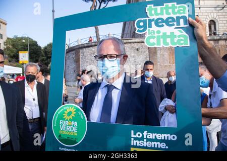 Rom, Italien. September 2021. Roberto Gualtieri, Kandidat für das Amt des Bürgermeisters von Rom während der Eröffnungsdemonstration des Wahlkampfs von Roberto Gualtieri, Kandidat für das Amt des Bürgermeisters von Rom, auf der Piazza della Bocca della Verità in Rom, Italien, am 2. September 2021. Die Bürgermeisterin von Barcelona, Ada Colau, und Nicola Zingaretti, Präsidentin der Region Latium, nahmen ebenfalls Teil. (Foto: Matteo Nardone/Pacific Press/Sipa USA) Quelle: SIPA USA/Alamy Live News Stockfoto