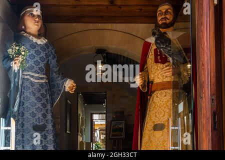 Santanyi, Spanien; september 04 2021: Skulpturen von Giganten, die typisch für die mallorquinische Populärkultur sind, am Eingang des Rathauses der Stadt Santanyi Stockfoto