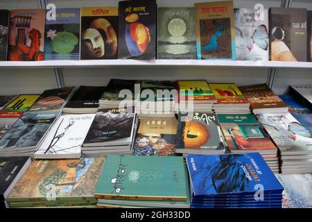 Besucher besichtigen und kaufen die Bücher, die auf einer Buchmesse in Neu-Delhi, Indien, ausgestellt sind. Stockfoto