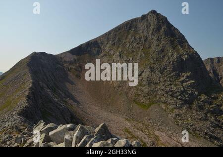 Ben Nevis, Großbritanniens höchster Berg, vom Càrn Mòr Dearg Arête aus gesehen, schottische Highlands, Großbritannien. Das ist die Ostwand von Ben Nevis. Stockfoto