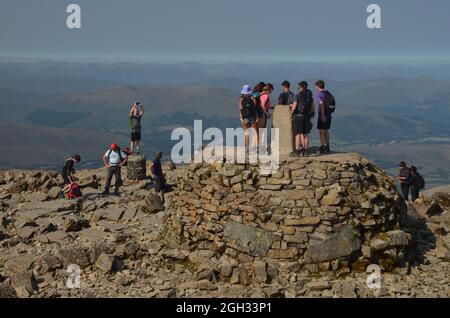 Massen von Touristen auf dem Ben Nevis, dem höchsten Berg Großbritanniens, im Sommer 2021. Stockfoto